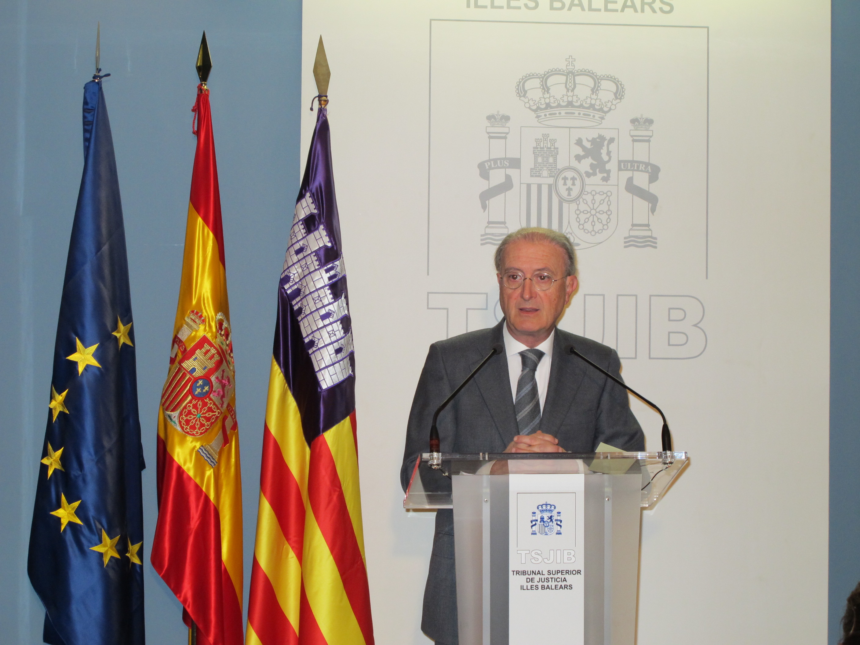 El Presidente del TSJIB en rueda de prensa explicando el contenido de la Memoria judicial 2015